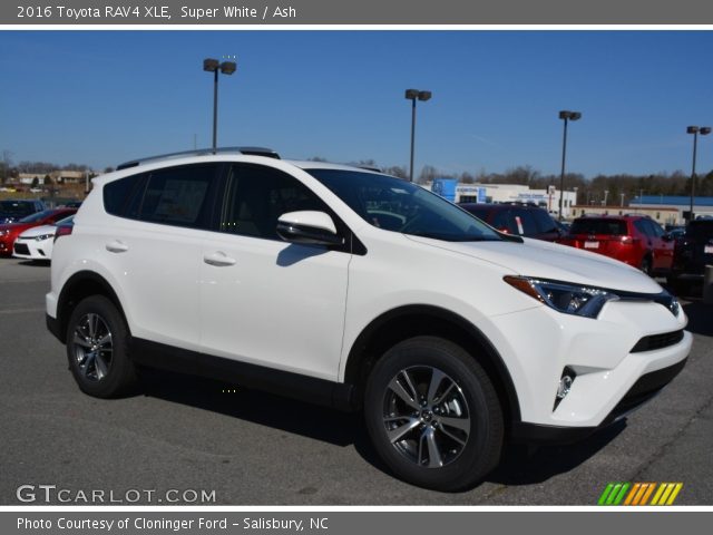 2016 Toyota RAV4 XLE in Super White