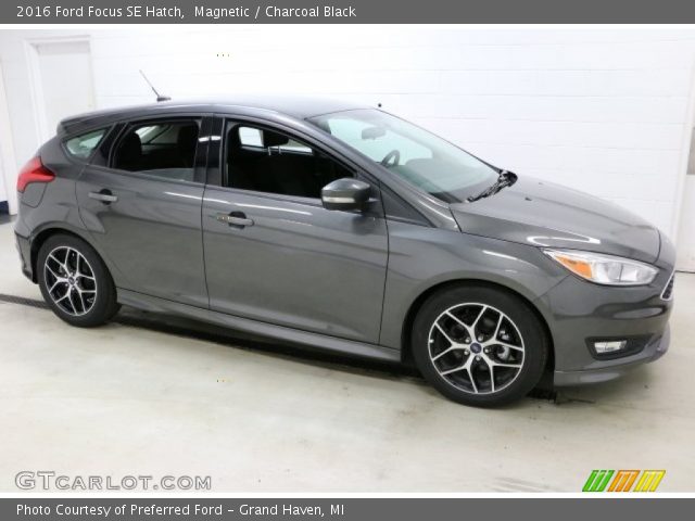 2016 Ford Focus SE Hatch in Magnetic