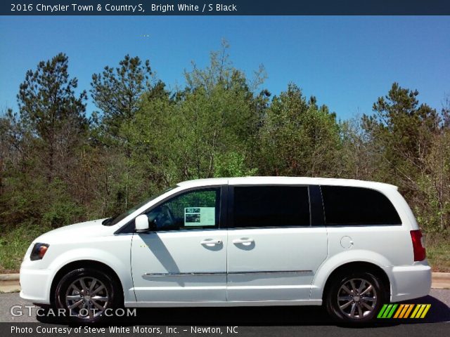 2016 Chrysler Town & Country S in Bright White