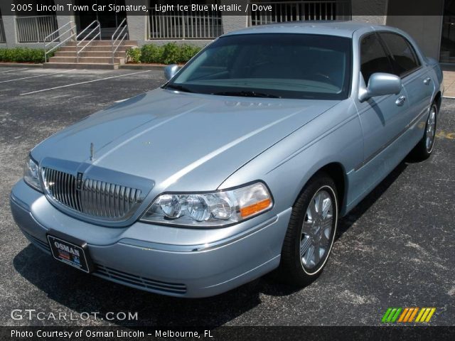 2005 Lincoln Town Car Signature in Light Ice Blue Metallic