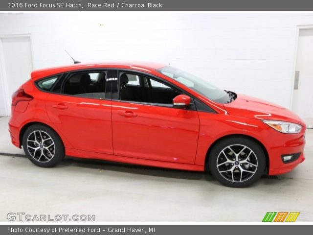 2016 Ford Focus SE Hatch in Race Red