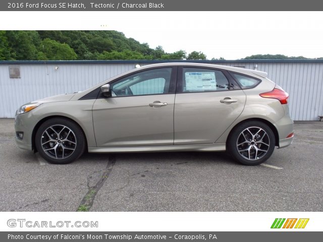 2016 Ford Focus SE Hatch in Tectonic