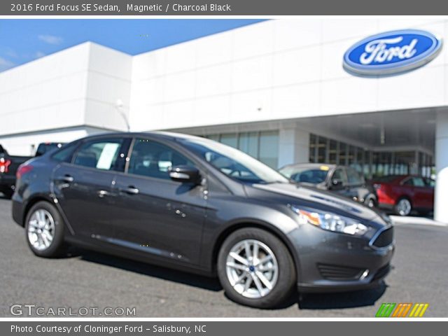 2016 Ford Focus SE Sedan in Magnetic