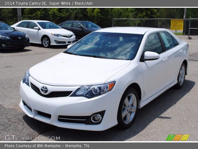 2014 Toyota Camry SE in Super White