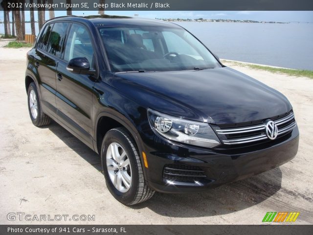 2012 Volkswagen Tiguan SE in Deep Black Metallic