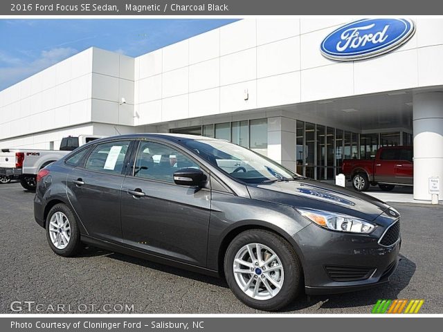 2016 Ford Focus SE Sedan in Magnetic