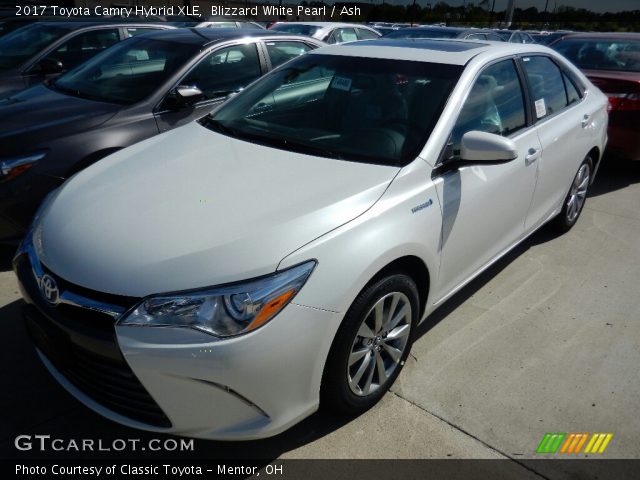 2017 Toyota Camry Hybrid XLE in Blizzard White Pearl