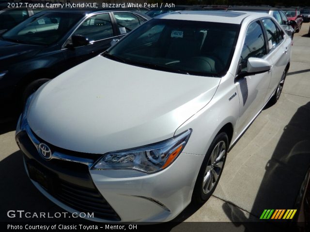 2017 Toyota Camry Hybrid XLE in Blizzard White Pearl