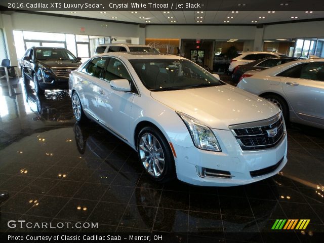 2016 Cadillac XTS Luxury Sedan in Crystal White Tricoat