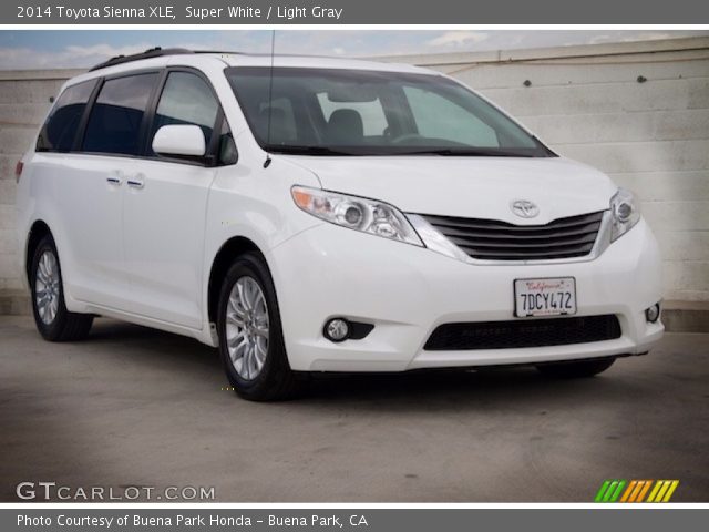 2014 Toyota Sienna XLE in Super White