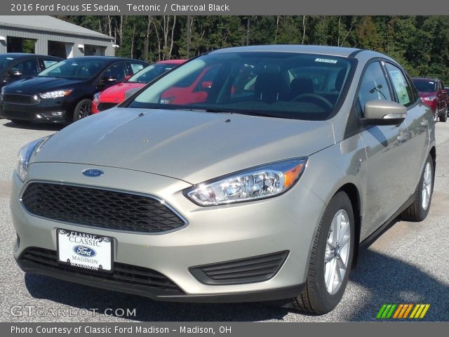 2016 Ford Focus SE Sedan in Tectonic