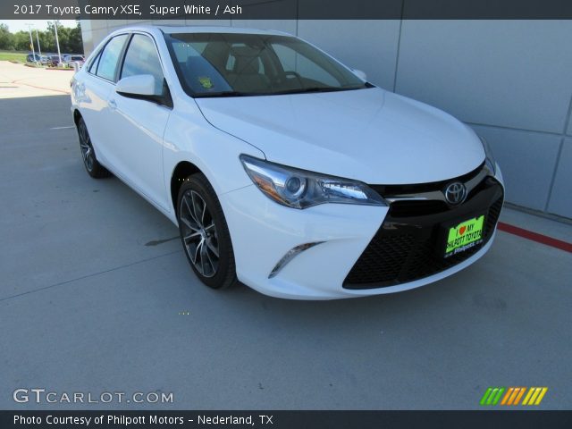 2017 Toyota Camry XSE in Super White
