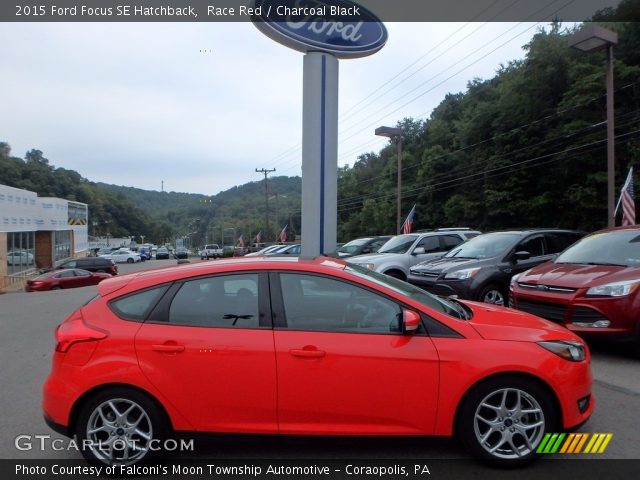 2015 Ford Focus SE Hatchback in Race Red