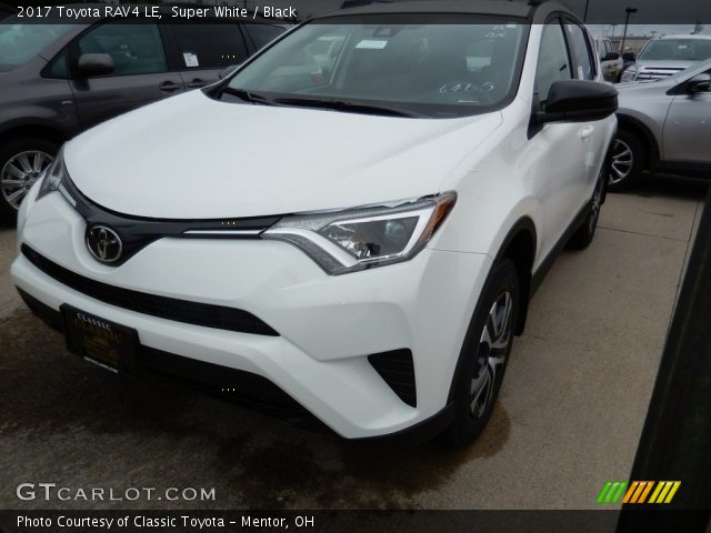 2017 Toyota RAV4 LE in Super White