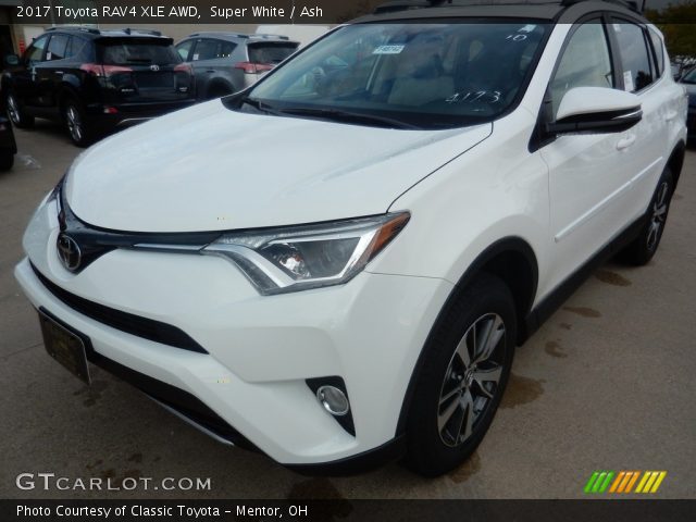 2017 Toyota RAV4 XLE AWD in Super White