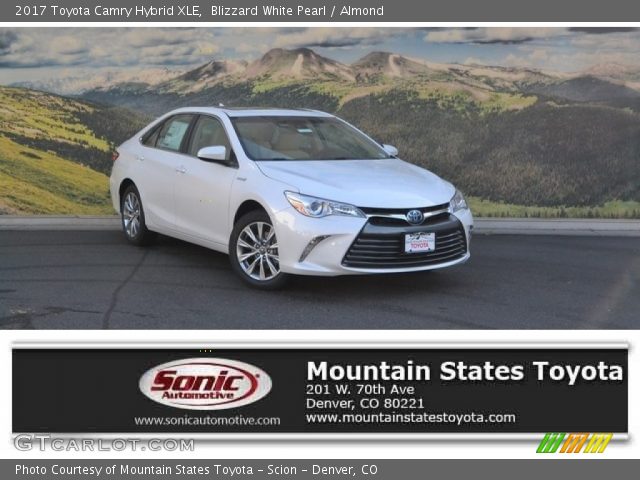 2017 Toyota Camry Hybrid XLE in Blizzard White Pearl