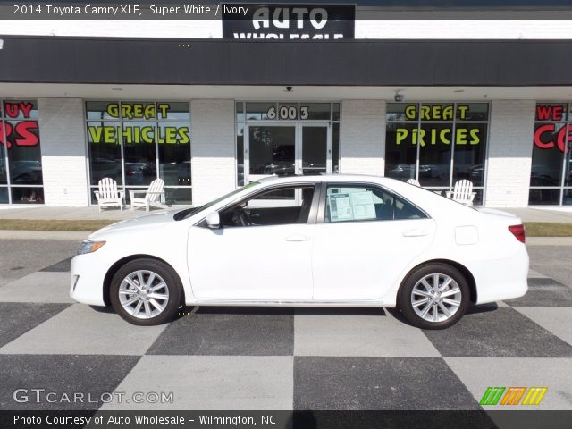 2014 Toyota Camry XLE in Super White