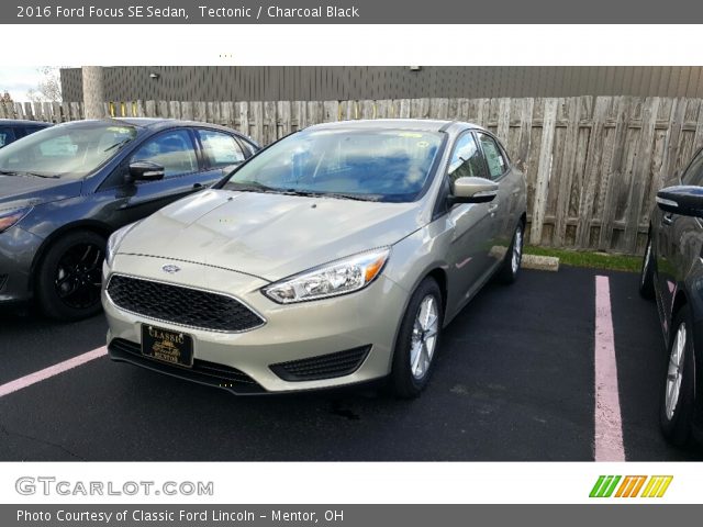 2016 Ford Focus SE Sedan in Tectonic