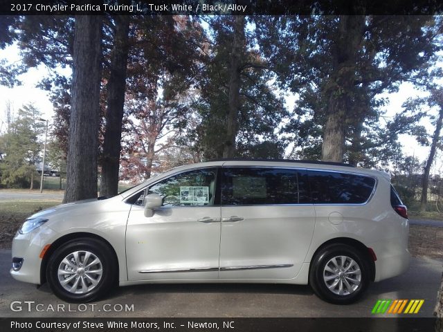 2017 Chrysler Pacifica Touring L in Tusk White