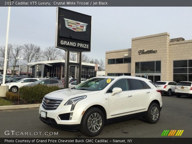 2017 Cadillac XT5 Luxury in Crystal White Tricoat