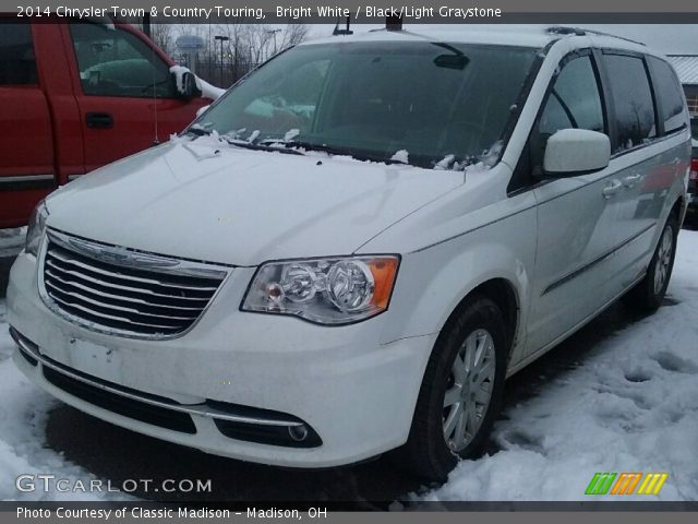 2014 Chrysler Town & Country Touring in Bright White