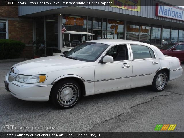 2001 Lincoln Town Car Executive in Vibrant White