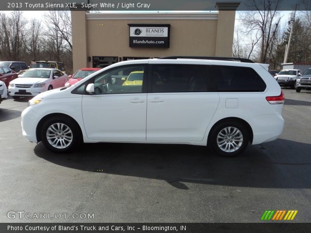 2013 Toyota Sienna XLE in Super White