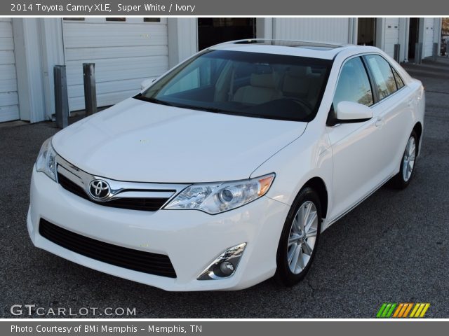 2014 Toyota Camry XLE in Super White