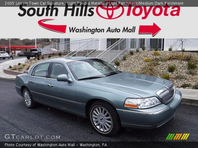 2005 Lincoln Town Car Signature in Light Tundra Metallic