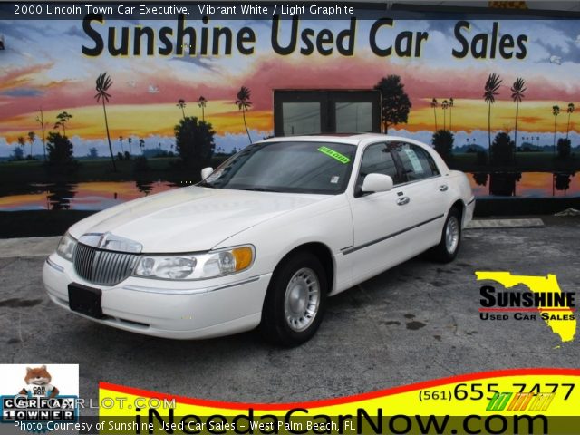 2000 Lincoln Town Car Executive in Vibrant White