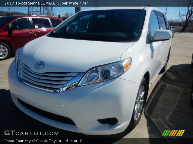 2017 Toyota Sienna LE AWD in Super White