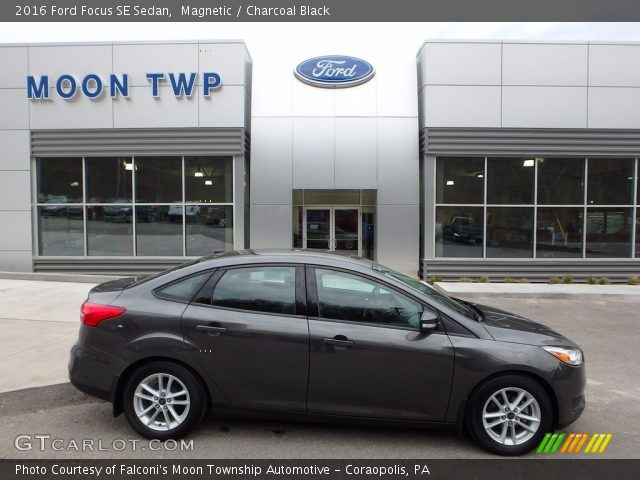 2016 Ford Focus SE Sedan in Magnetic