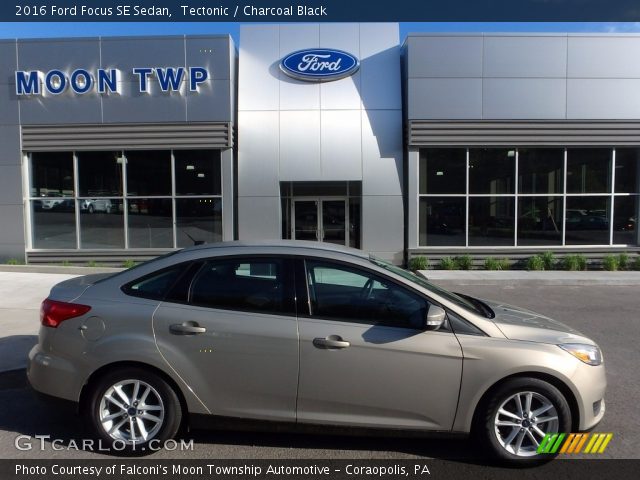 2016 Ford Focus SE Sedan in Tectonic