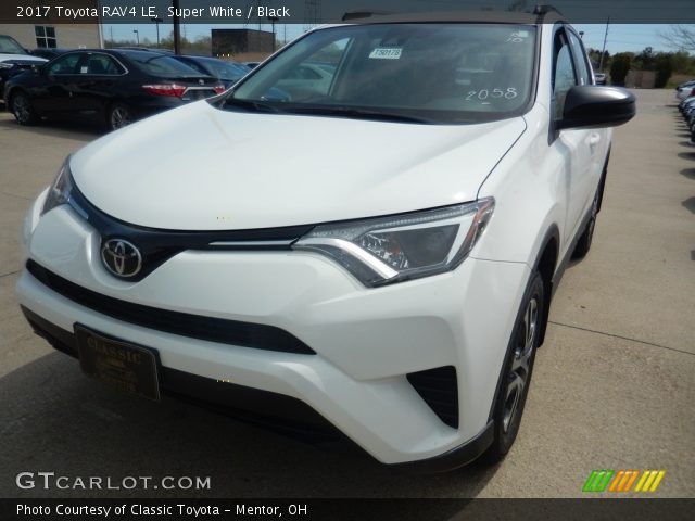 2017 Toyota RAV4 LE in Super White