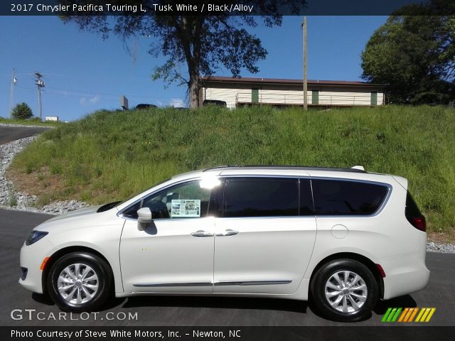 2017 Chrysler Pacifica Touring L in Tusk White