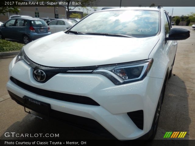 2017 Toyota RAV4 LE in Super White