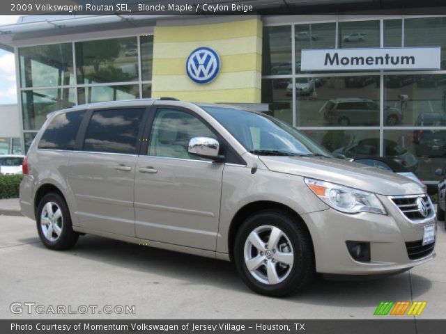 2009 Volkswagen Routan SEL in Blonde Maple