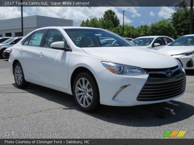 2017 Toyota Camry XLE in Super White