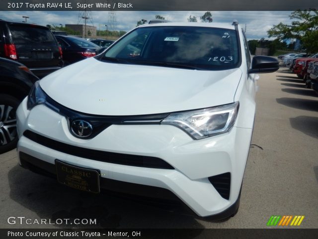 2017 Toyota RAV4 LE in Super White