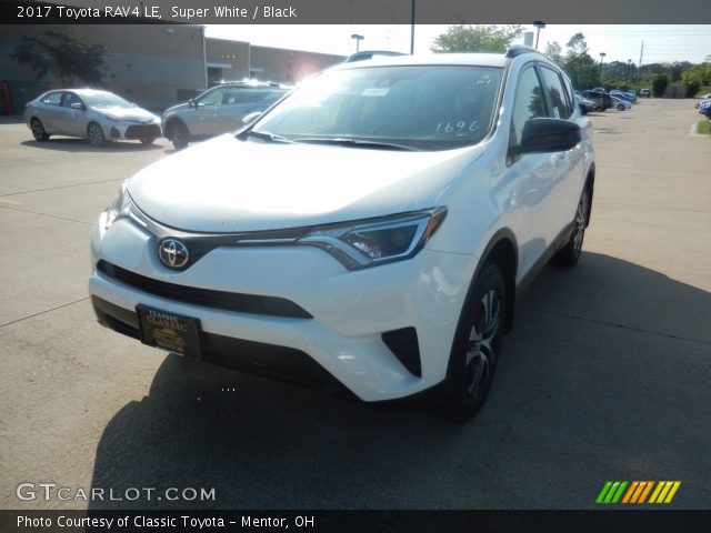 2017 Toyota RAV4 LE in Super White