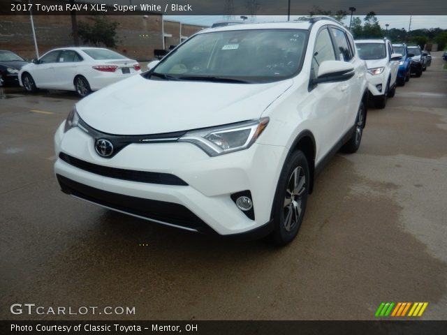 2017 Toyota RAV4 XLE in Super White