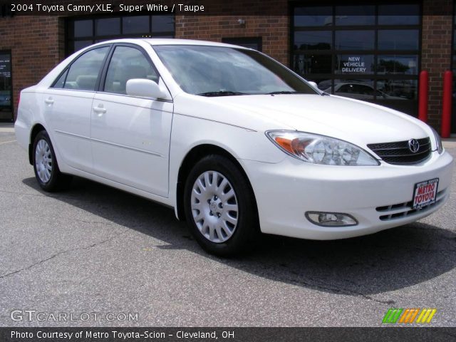 2004 Toyota Camry XLE in Super White