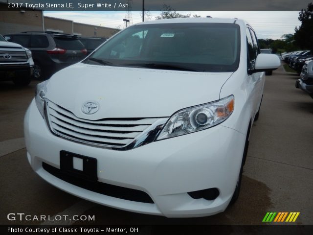 2017 Toyota Sienna LE in Super White