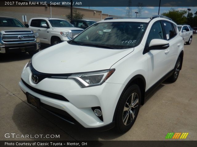 2017 Toyota RAV4 XLE in Super White