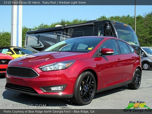 2016 Ford Focus SE Hatch in Ruby Red