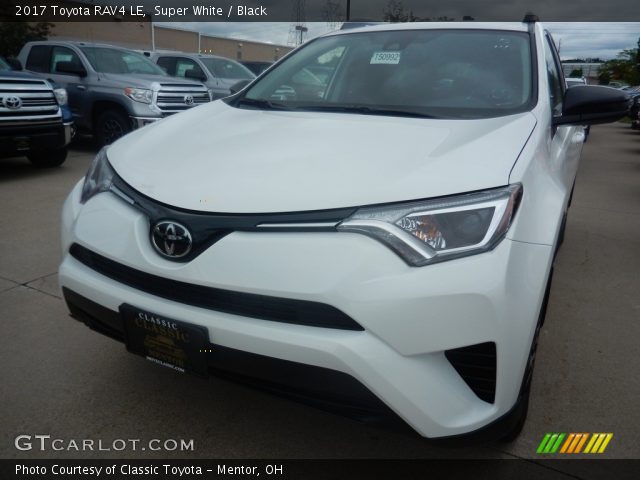 2017 Toyota RAV4 LE in Super White