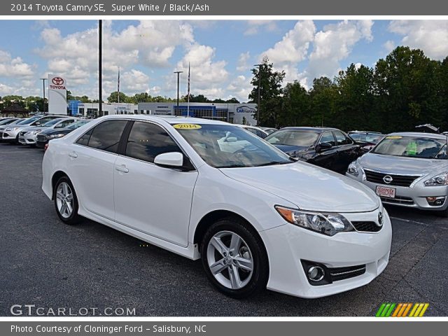 2014 Toyota Camry SE in Super White