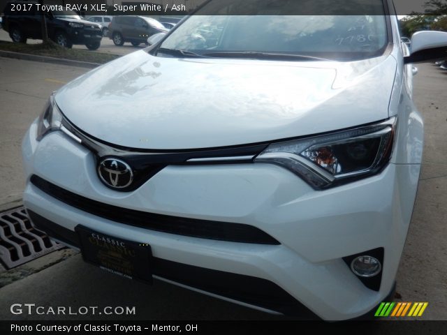 2017 Toyota RAV4 XLE in Super White