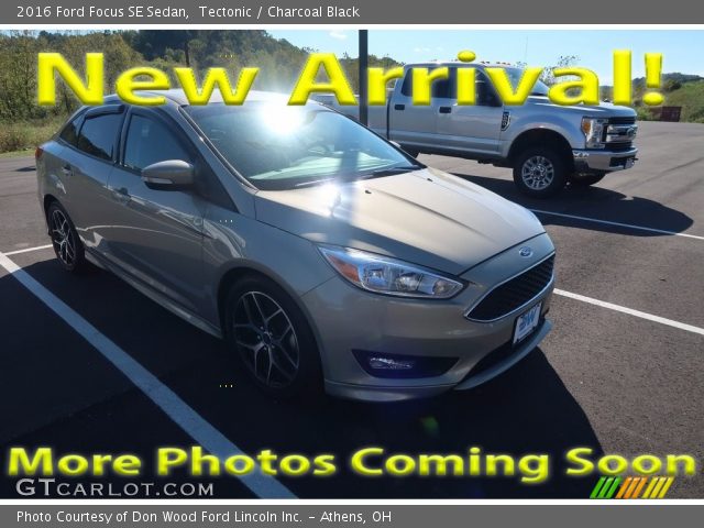 2016 Ford Focus SE Sedan in Tectonic