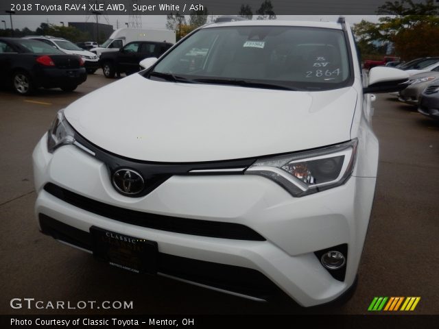 2018 Toyota RAV4 XLE AWD in Super White